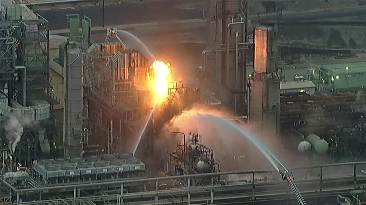 Los Angeles, vasto incendio in una raffineria della Chevron: le immagini del rogo