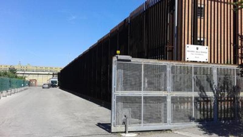 L'ingresso al carcere di Prato