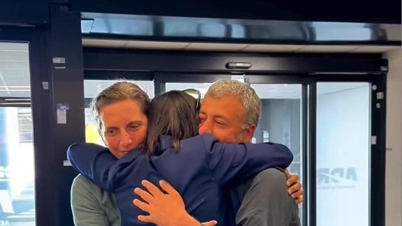 Il deputato Arturo Scotto e l'eurodeputata Annalisa Corrado abbracciati da Elly Schlein, all'arrivo all'aeroporto, in una immagine tratta da Instagram

