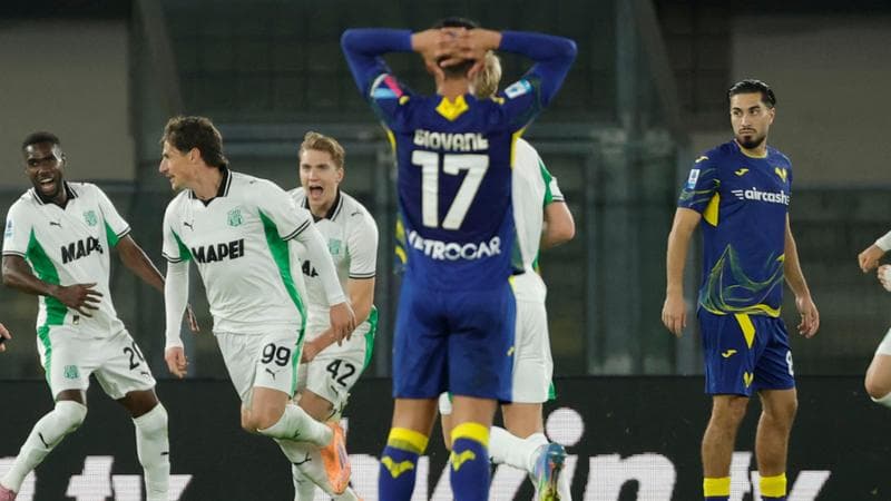 Pinamonti esulta dopo il gol