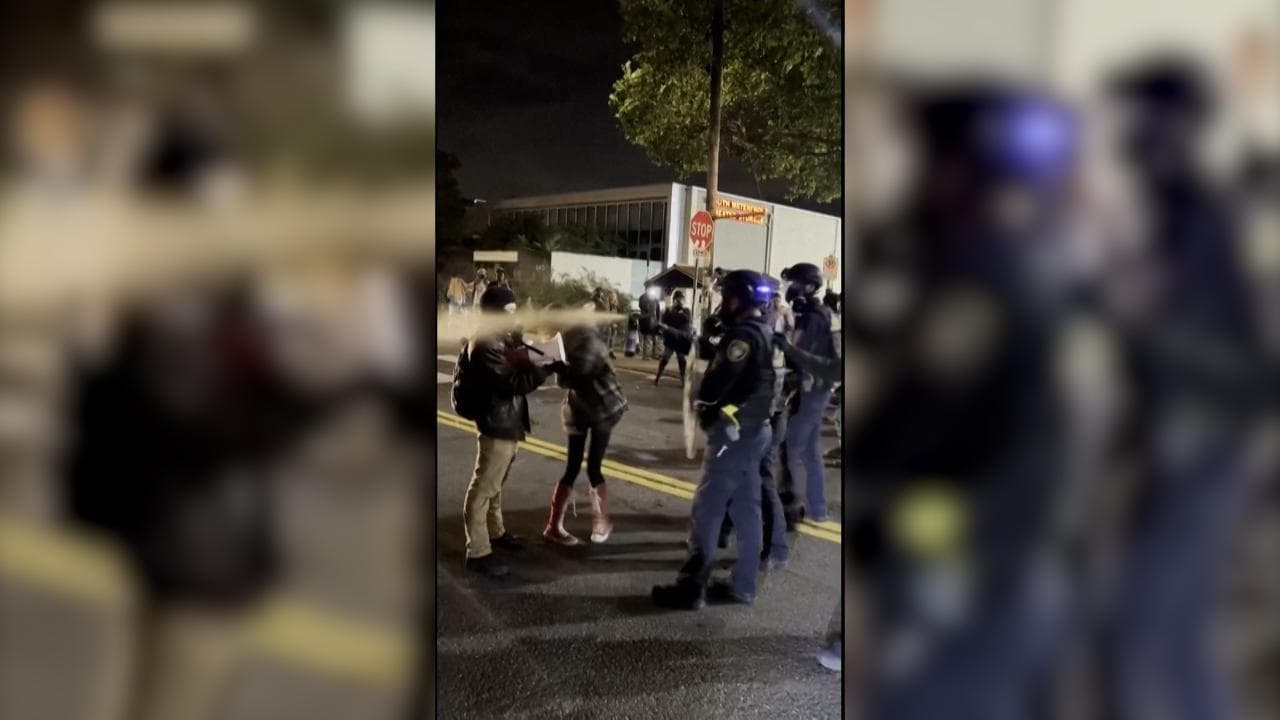 Portland: i poliziotti spruzzano spray al peperoncino contro i manifestanti