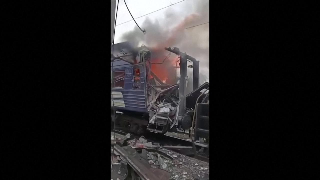 Ucraina, droni russi su un treno passeggeri: decine i feriti