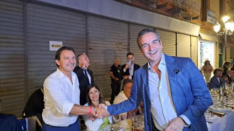 Stretta di mano tra il candidato del centrosinistra Pasquale Tridico (a sinistra), e quello di centrodestra Roberto Occhiuto