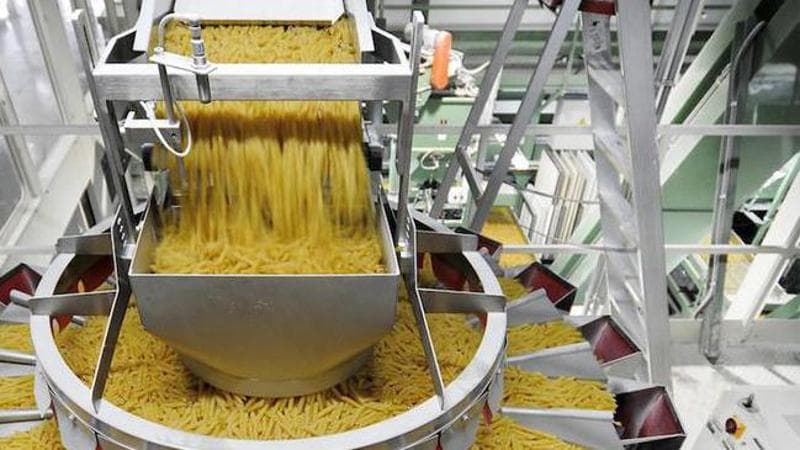 Uno stabilimento per la produzione della pasta

