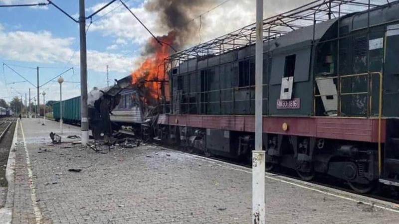 Uno dei vagoni colpiti nella stazione di Shostka
