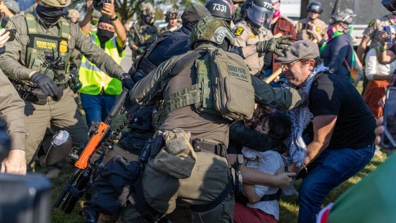Manifestazione pacifica fuori dal centro di detenzione dell'Ice&nbsp;a Broadview
