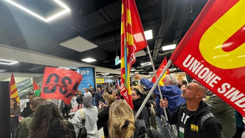 Slogan, bandiere e striscioni: la festa all’aeroporto di Roma per i 18 italiani liberati
