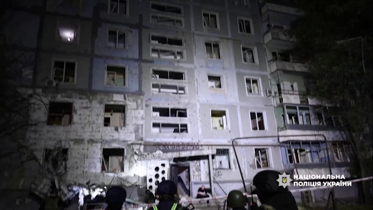 Ucraina, attacco russo nell'ovest del paese: un morto. Kiev: "La centrale di Zaporizhzhia ferma"
