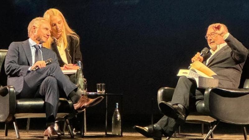 Dan Brown (a sinistra) con Massimo Turchetta e la traduttrice dell'incontro al Teatro Carcano di Milano