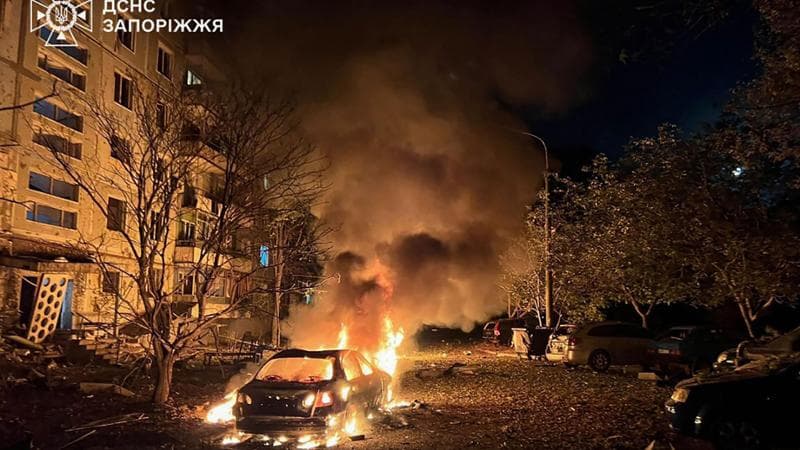 Un palazzo colpito dai raid di questa notte