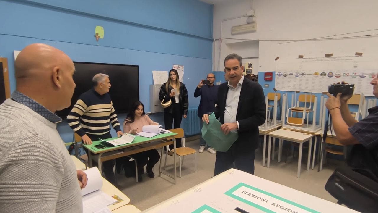 Elezioni regionali in Calabria, Roberto Occhiuto vota a Cosenza