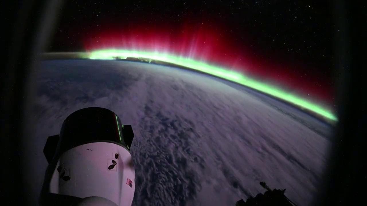"Sembra un'onda che si infrange sulla Terra": l'aurora boreale ripresa dall'astronauta dalla Iss