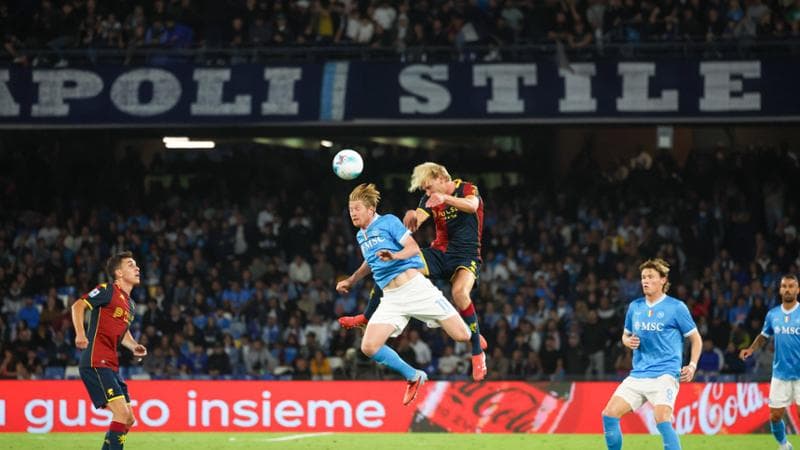 De Bruyne in azione contro il Genoa