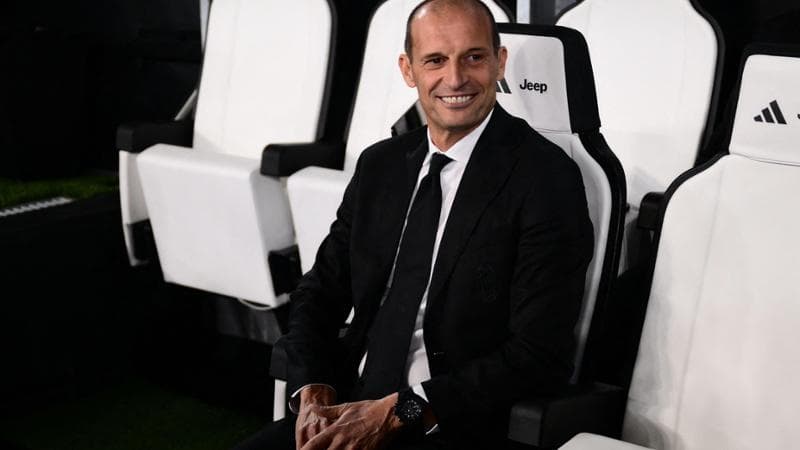 Applausi e cori per Allegri dai tifosi della Juve: “Non sarai mai un avversario”