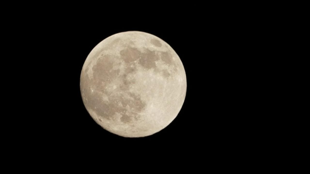 Taiwan: la Superluna illumina lo skyline di Taipei