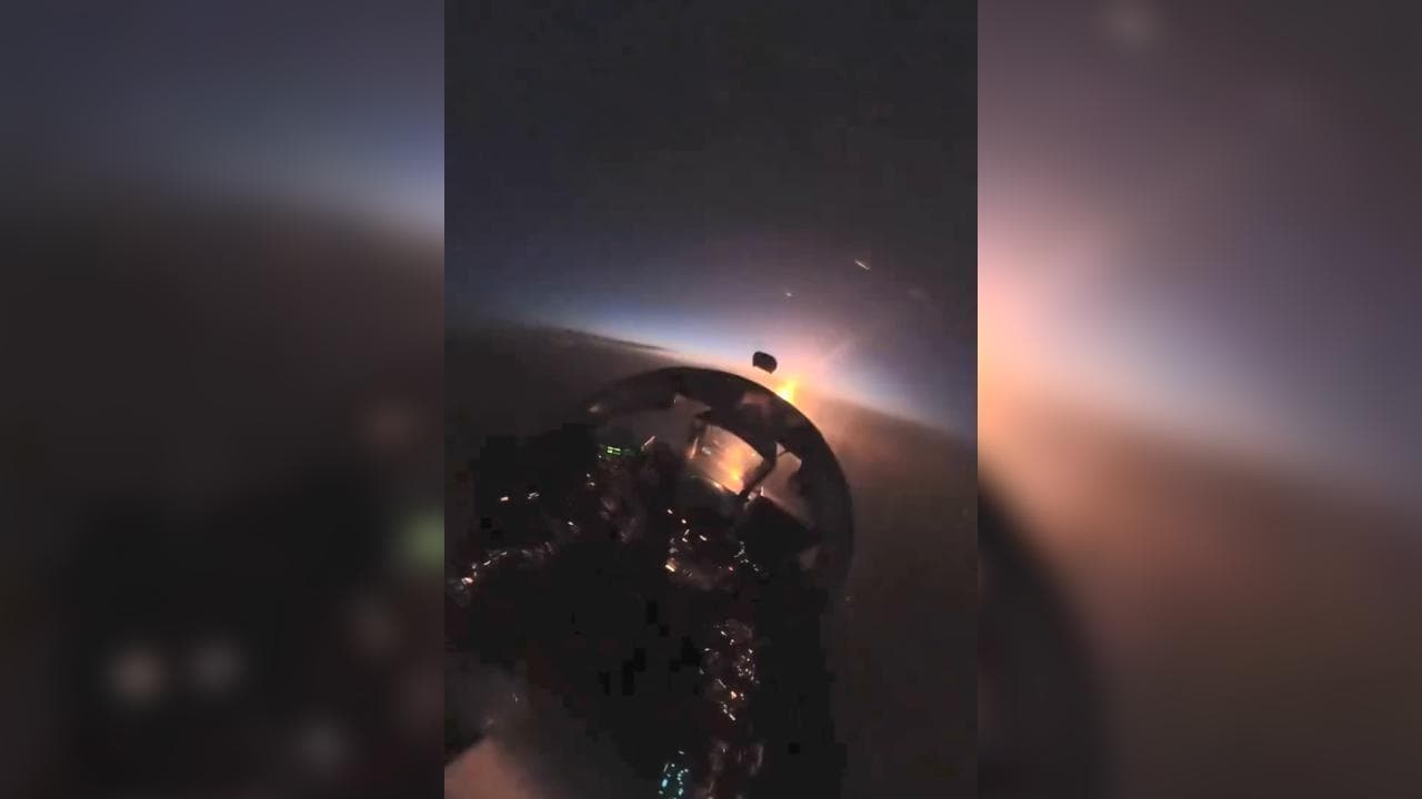 Ucraina, il Mig in volo contro i droni russi: i missili colpiscono nel cielo notturno