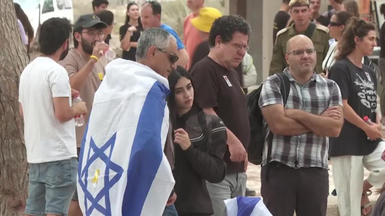 Israele ricorda il 7 ottobre: commemorazione a Nir Oz, il kibbutz devastato dall'attacco di Hamas