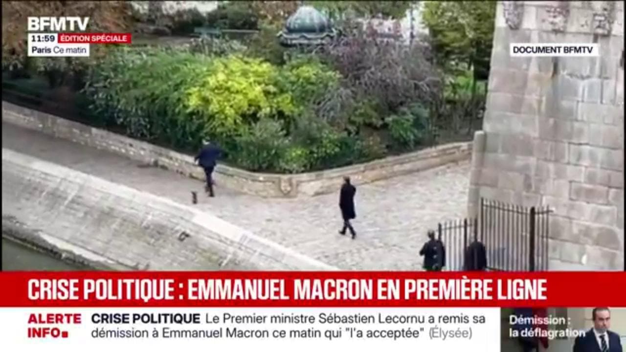 La solitudine di Macron: la camminata lungo la Senna dopo le dimissioni di Lecornu