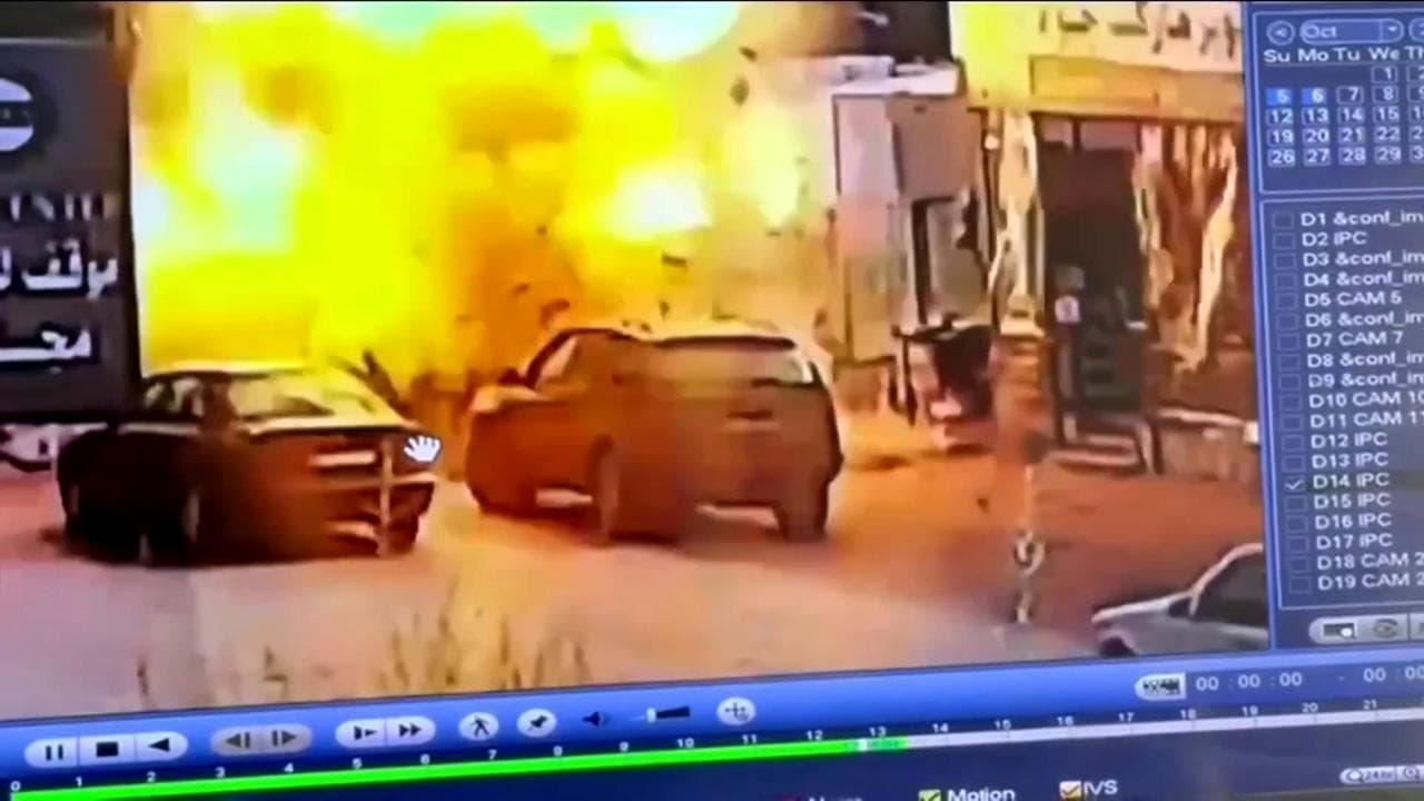 Libano, auto centrata da un raid israeliano: il video mostra il momento dell'esplosione