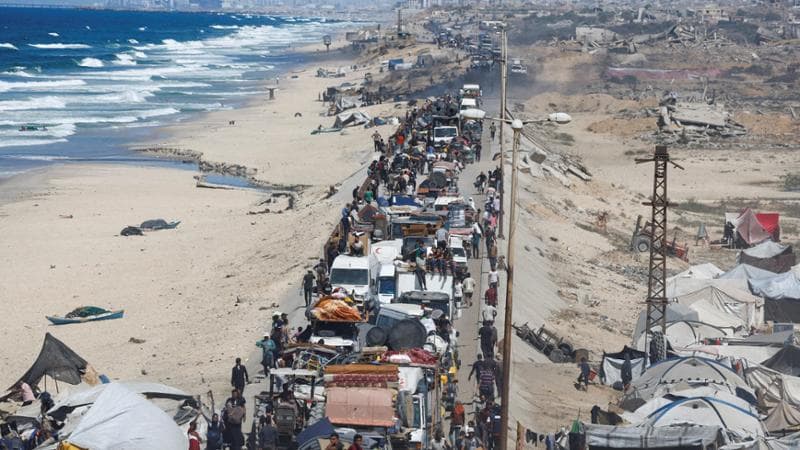 Palestinesi in fuga verso sud dopo l'intensificarsi dei raid israeliani al nord