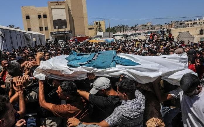 Il funerale di uno dei giornalisti a Gaza