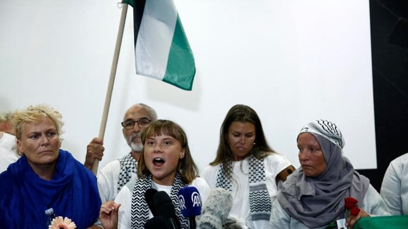 Greta Thunberg e gli altri attivisti della Flotilla all'aeroporto di Atene in Grecia