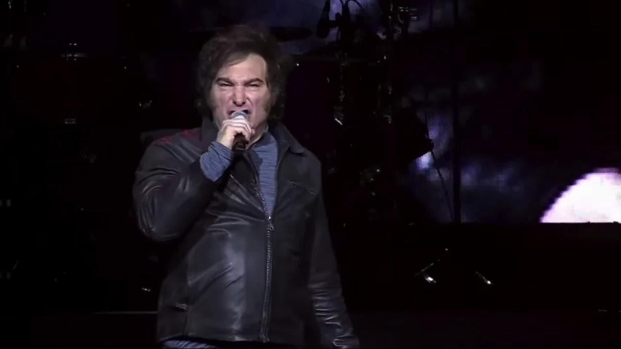 Milei in versione rockstar: il presidente argentino canta davanti a migliaia di spettatori