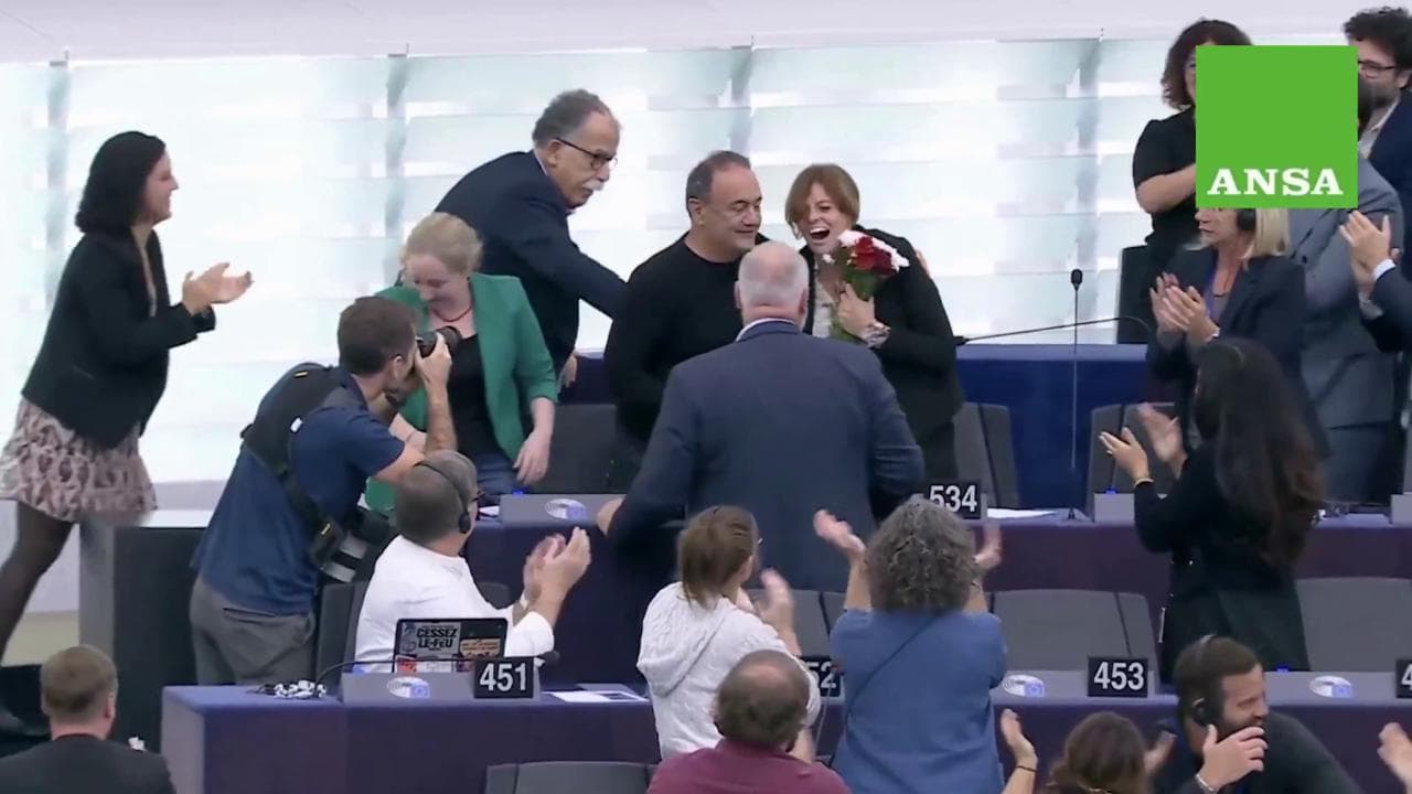 Ilaria Salis, confermata immunità: il momento del voto, gli abbracci e i fiori