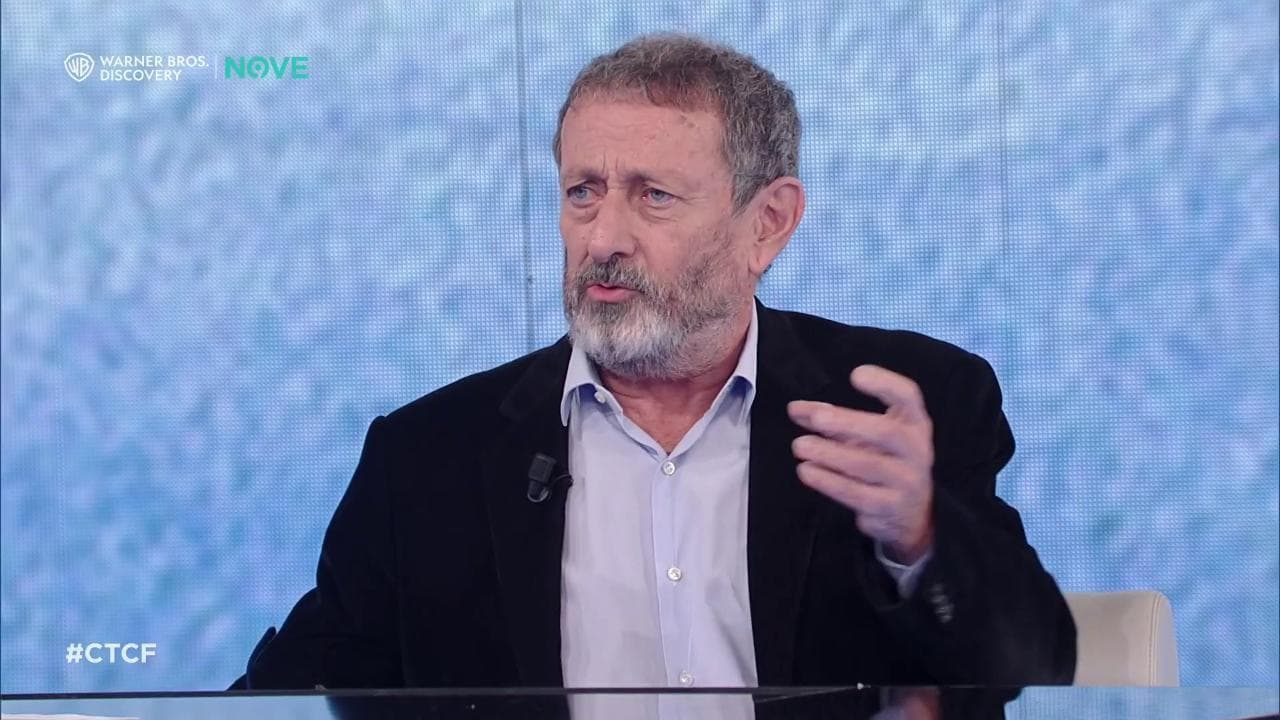 Michele Serra da Fazio in versione cantante: l'imitazione di Guccini è perfetta