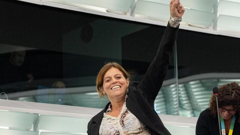 Ilaria Salis: “La paura è finita, il mio pugno chiuso in segno di libertà. I leghisti sono fascisti”