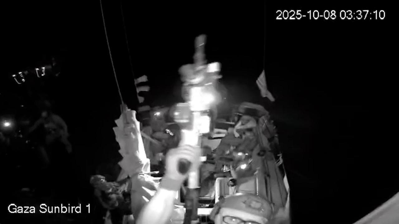 Freedom Flotilla: il militare israeliano cerca di rompere con il fucile la camera della "Sunbirds"