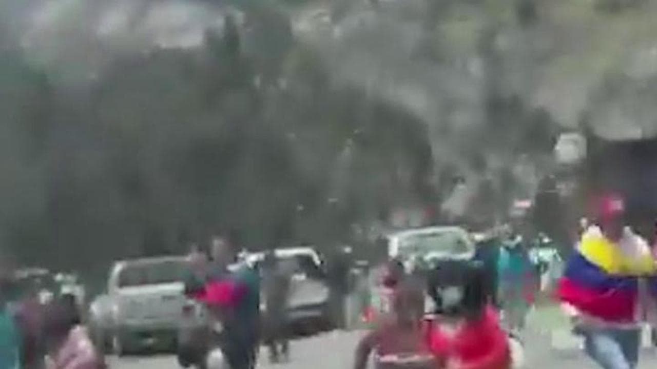 Ecuador, manifestanti scagliano pietre contro l'auto del presidente Noboa: il video dell'assalto