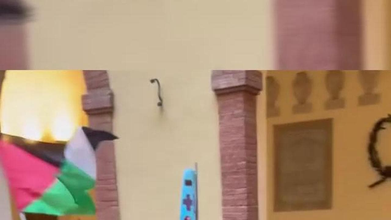 Siena, la ministra Bernini accoglie sei studenti di Gaza: scattano cori, fischi e insulti