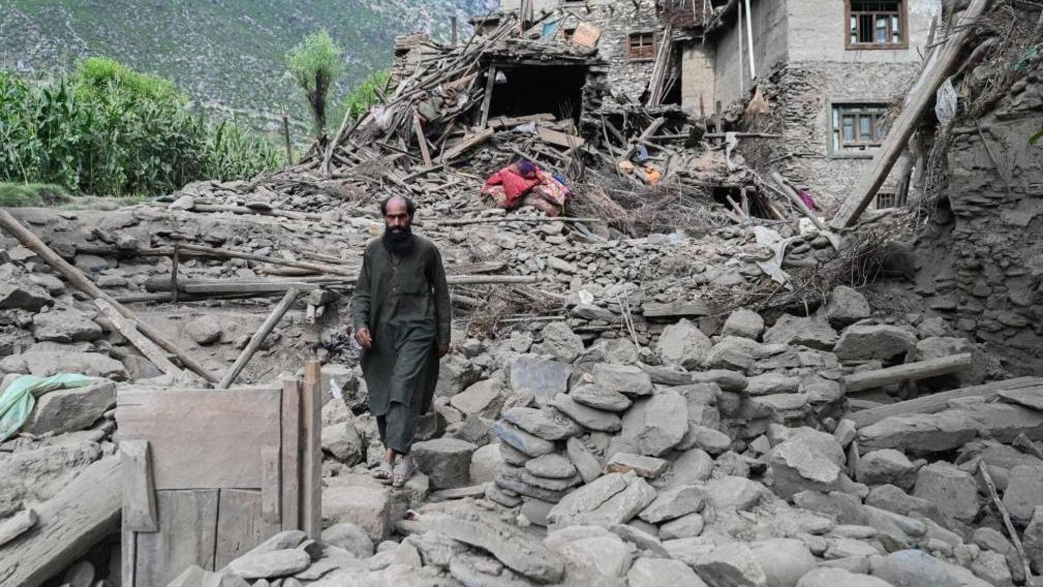 Afganistan'daki deprem bölgelerindeki molozlar arasında Pangea Vakfı'nın ifadeleri