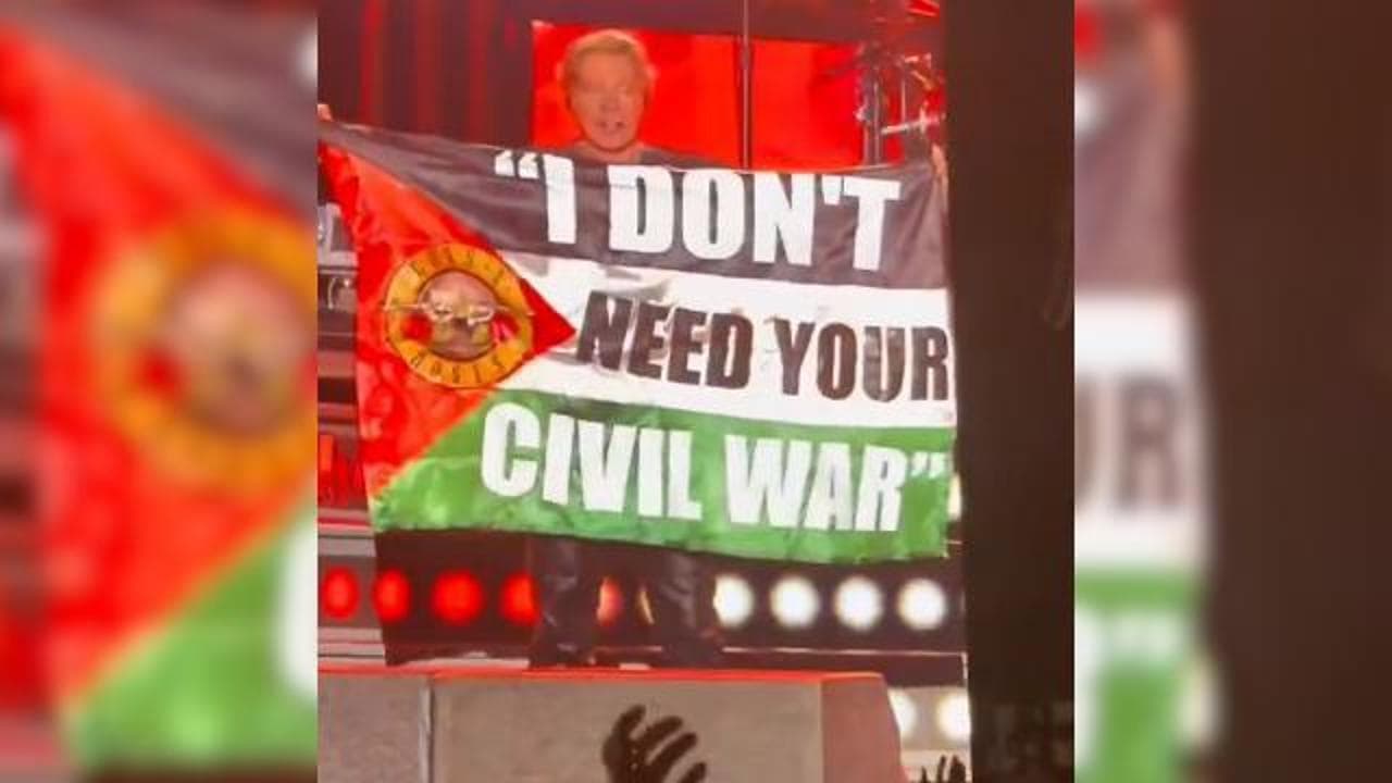 I Guns n' Roses iniziano a suonare "Civil war" e il cantante Axl mostra la bandiera della Palestina