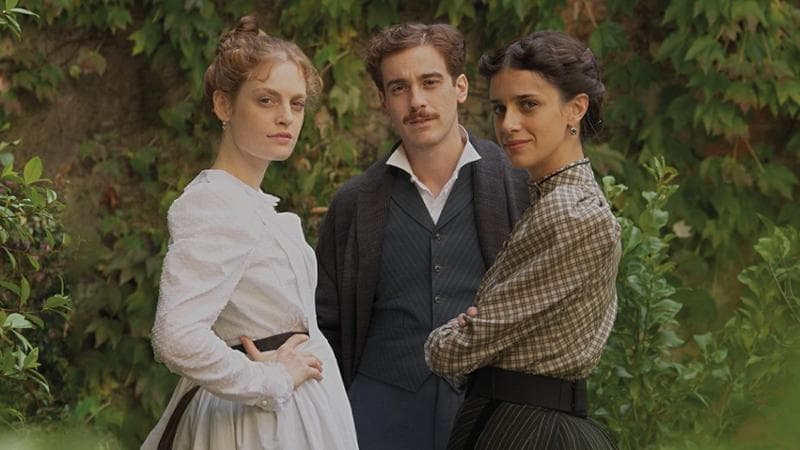 Federico Cesari (qui con Liliana Bottone e Benedetta Porcaroli) è Giovanni Pascoli nel film di Giuseppe Piccioni