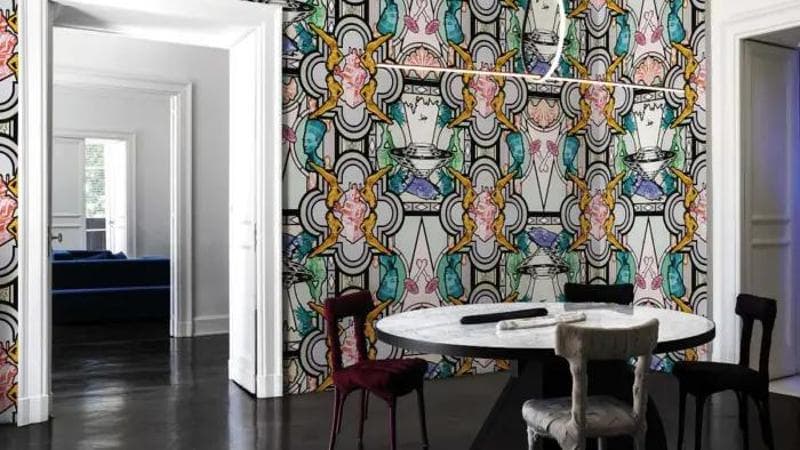 Vitrali di Ferruccio Laviani per LondonArt: grafica forte rimandi decò in un wallpaper che fonde arte sacra e pop