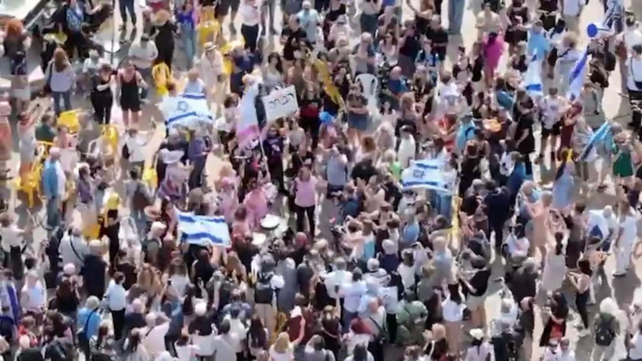 Tel Aviv, folla in festa a "Piazza degli Ostaggi" in attesa della firma dell'accordo di pace