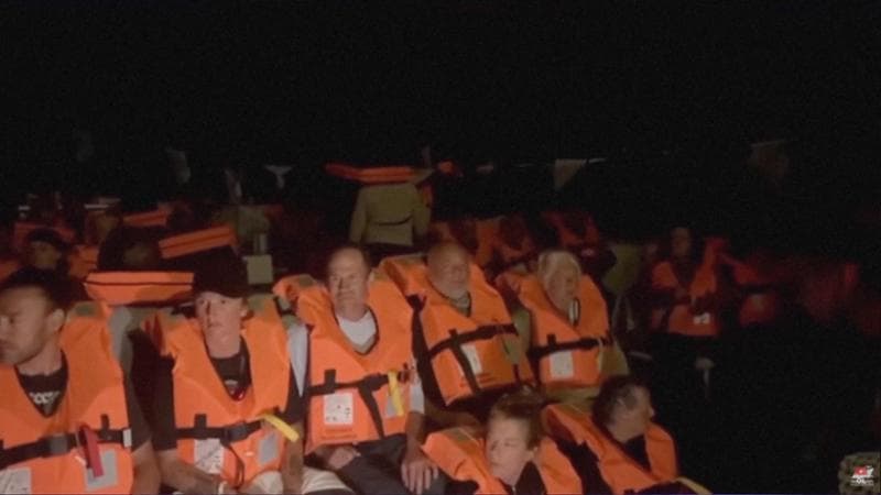 Flotilla, gli italiani saranno espulsi domani. I legali: “In porto calci e schiaffi”