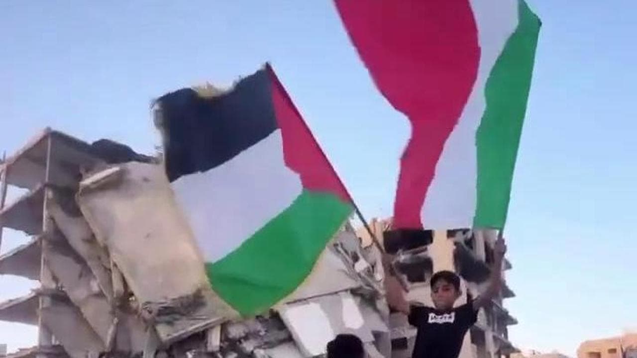 Gaza, tra le macerie due ragazzi sventolano la bandiera italiana con quella palestinese