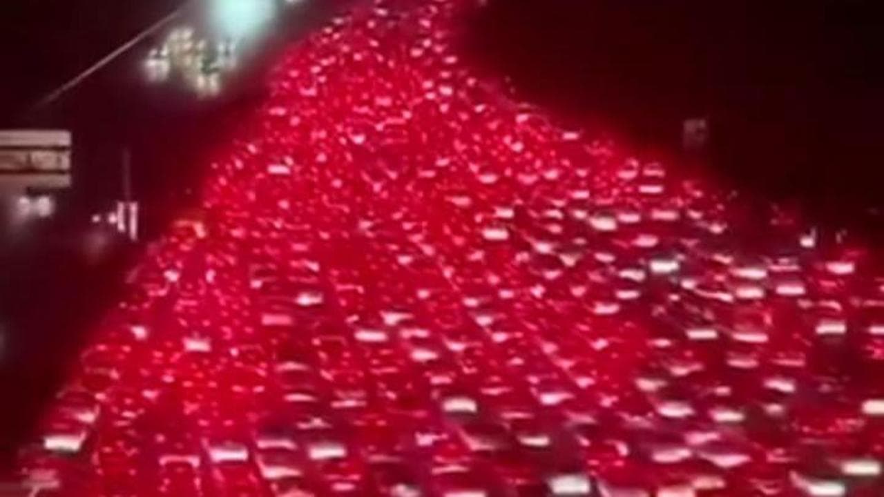 Cina, il grande rientro: una marea di auto al casello di Wuzhang dopo la fine delle festività