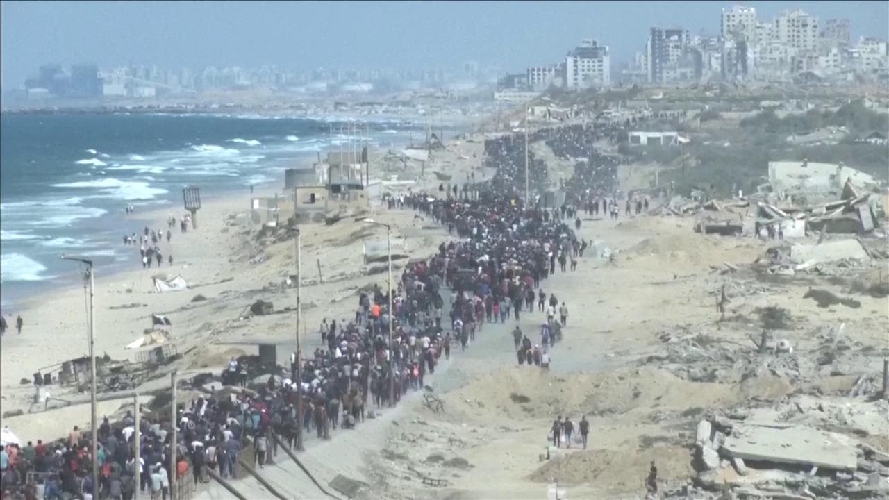 Gaza, migliaia di palestinesi in cammino verso il Nord: la lunga marcia per tornare a casa