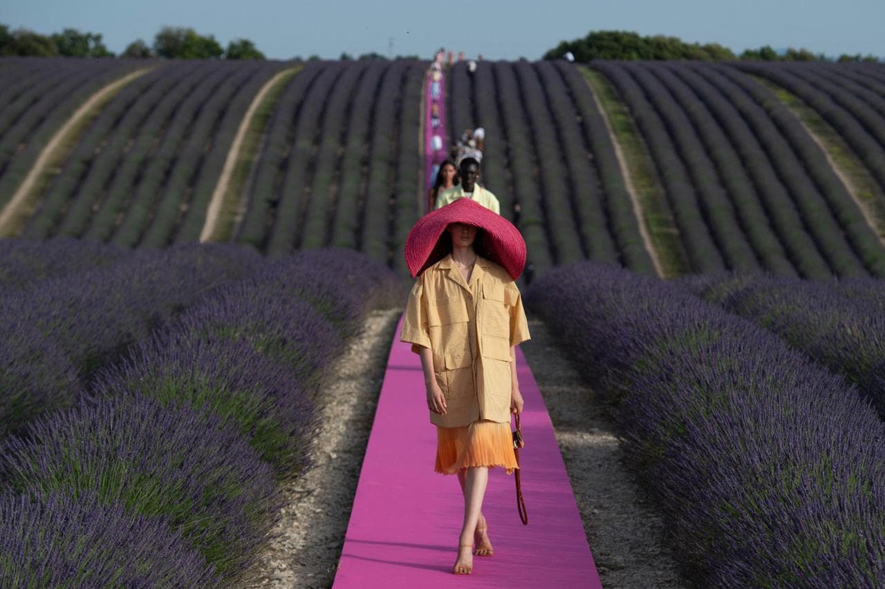 Jacquemus porta la moda tra i campi  di lavanda: la sfilata Le Coup de Soleil S/S 2020