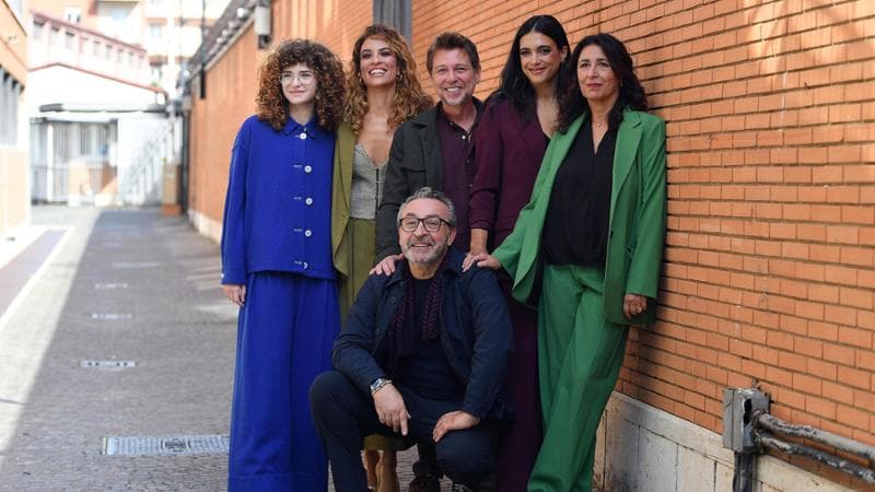 Giovanna Rosace (Arianna) Serena Iansiti (Michela Pacino), Claudio Gioè (Saverio Lamanna), Ester Pantano (Suleima), Antonella Attili (Marilù) e in basso Filippo Luna (Vicequestore Randone)