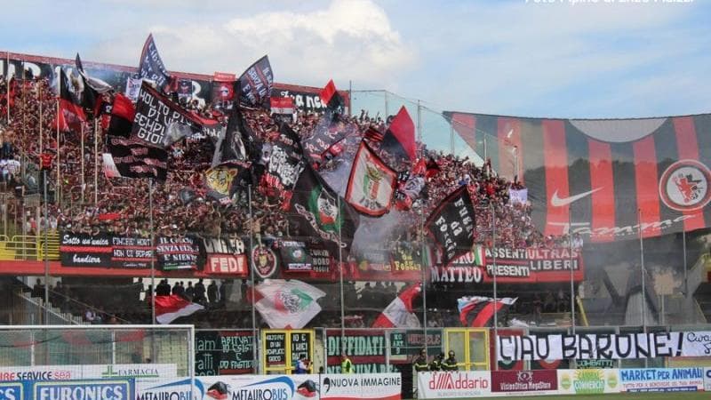 Commissariate contro i clan, Foggia-Crotone un derby per dare un calcio alle mafie