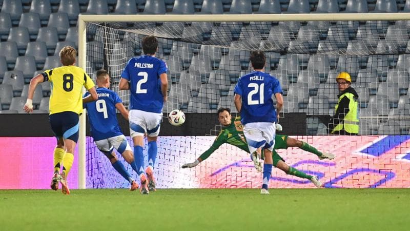 Francesco Camarda in gol su rigore contro la Svezia