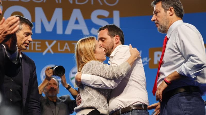 Toscana, la destra rincorre e alza i toni: “Qui rossi dai tempi di Mao”. Sfida dei comizi con Renzi