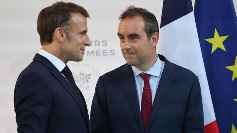 Emmanuel Macron con Sebastien Lecornu
