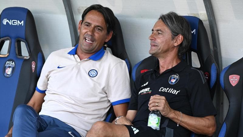 Filippo (a destra) e Simone Inzaghi prima dell'amichevole tra Pisa e Inter nel 2024