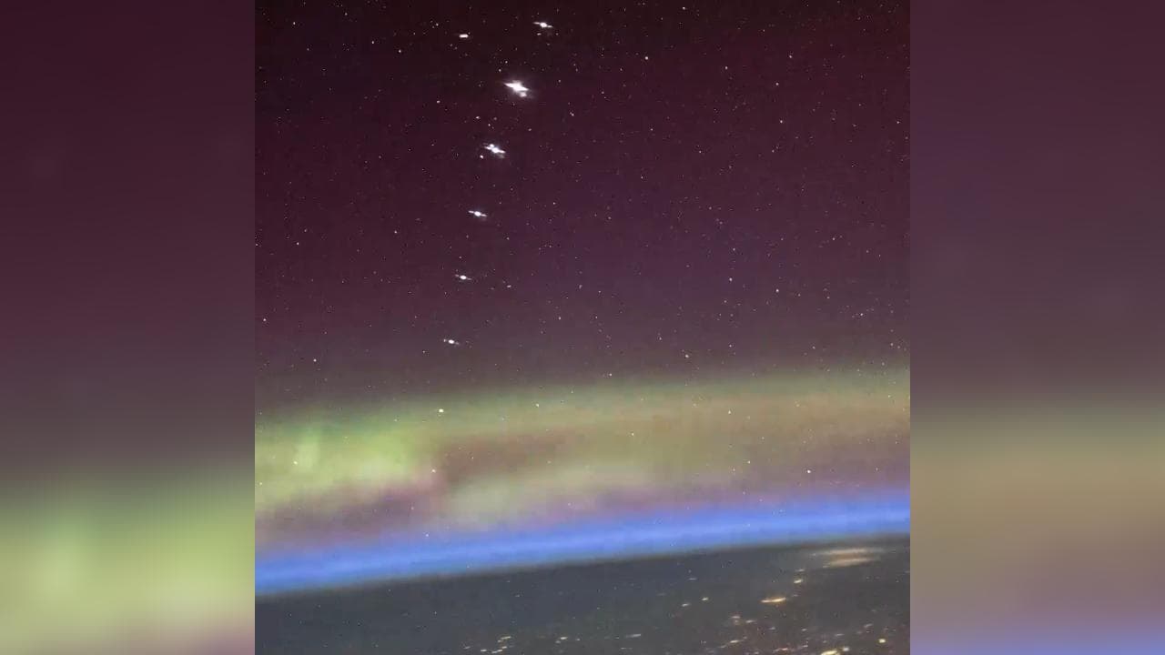 La "danza" dei satelliti di Starlink ripresa dall'astronauta della Stazione spaziale internazionale